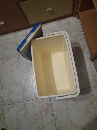 Nevera portátil azul y blanca