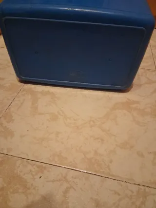 Nevera portátil azul y blanca