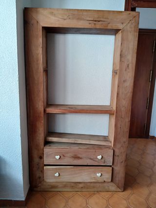 Mueble de madera con cajones