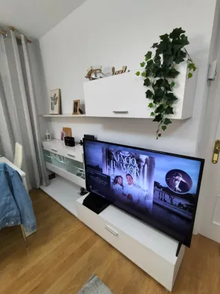 Mueble de salón blanco y madera