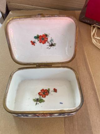 Caja de porcelana con tapa MUY ANTIGUA