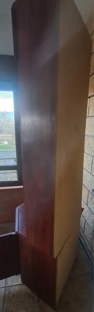 Estantería de esquina de madera