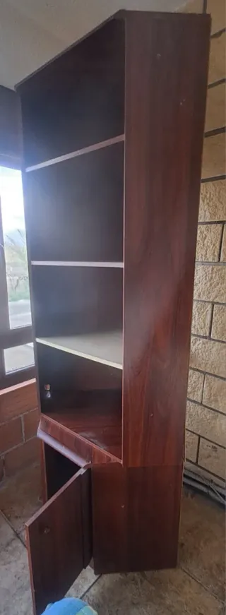 Estantería de esquina de madera