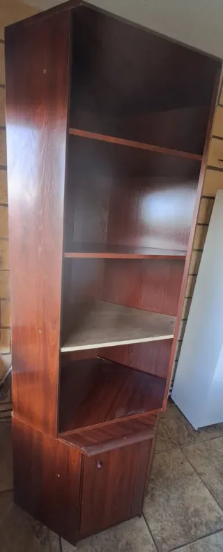 Estantería de esquina de madera