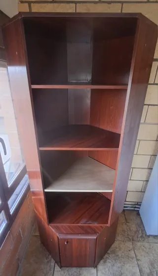 Estantería de esquina de madera