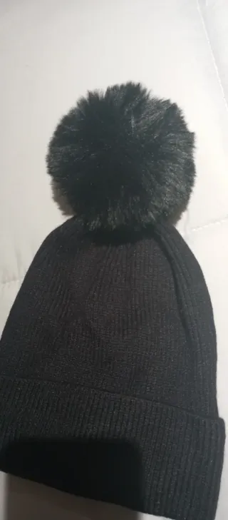 Cappellino nero con pon pon pelliccia sintetica