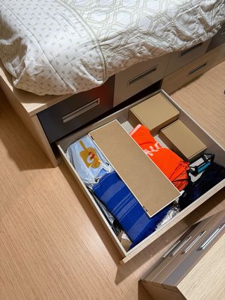 Escritorio con cajonera y estructura de cama.
