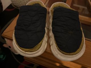 Botas negras y amarillas