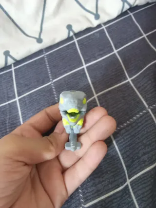 Dinosaurio gris y amarillo