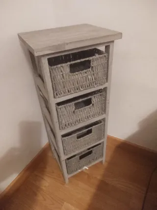 Cajonera de madera y mimbre