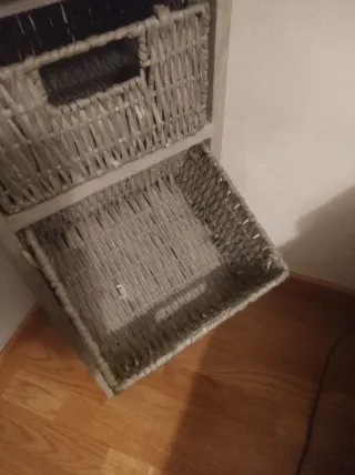 Cajonera de madera y mimbre