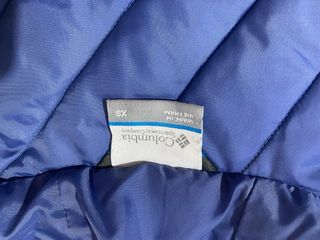 Cazadora Columbia ligera azul.