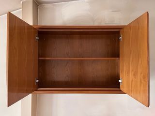 Armario de madera colgante