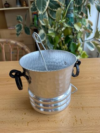 Cubiteras de metal plateado con pinzas