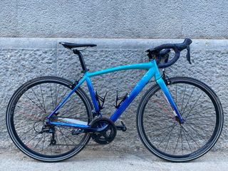 Bicicleta de carretera azul y turquesa