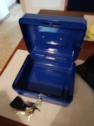 Caja de seguridad azul con llaves