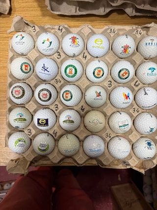 30 Bolas de golf con logos variados