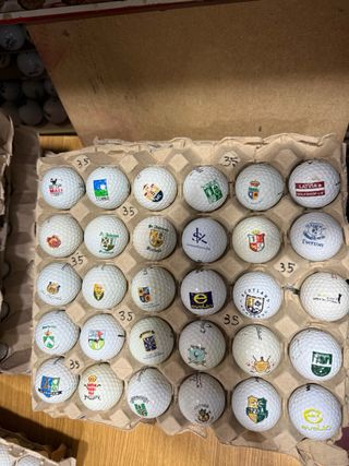 30 Bolas de golf con logos variados