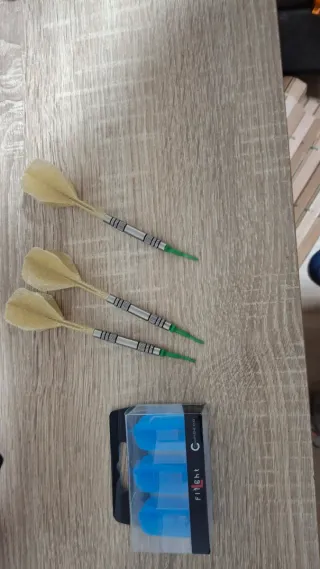 Dardos Escanor 18g  y un juego de plumas