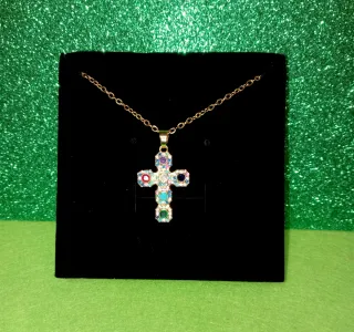 Colgante Cruz Dorada con Dijes Multicolor