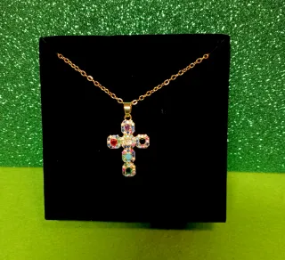 Colgante Cruz Dorada con Dijes Multicolor