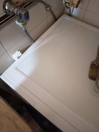 Lavadora blanca con carga frontal