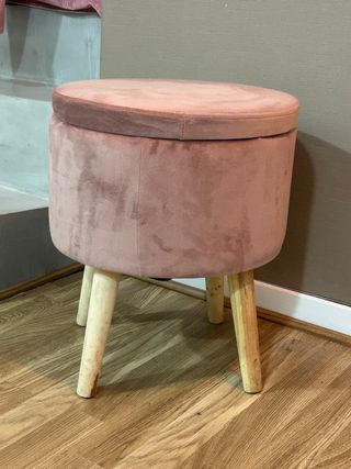 Taburete bajo terciopelo con capacidad rosa palo.