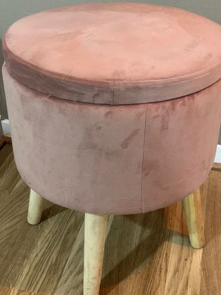 Taburete bajo terciopelo con capacidad rosa palo.