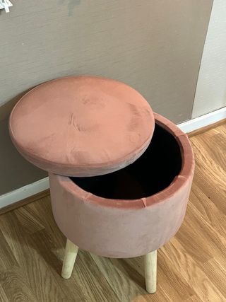 Taburete bajo terciopelo con capacidad rosa palo.