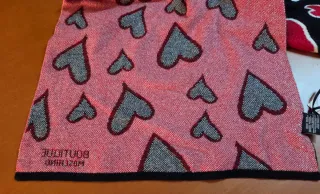 Bufanda Moschino Corazones Negro Rojo