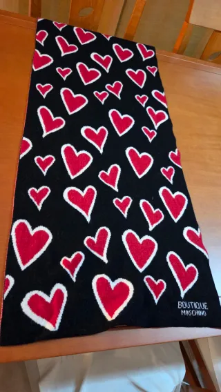 Bufanda Moschino Corazones Negro Rojo