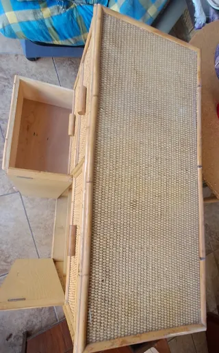 Mueble de mimbre con cajones y puertas