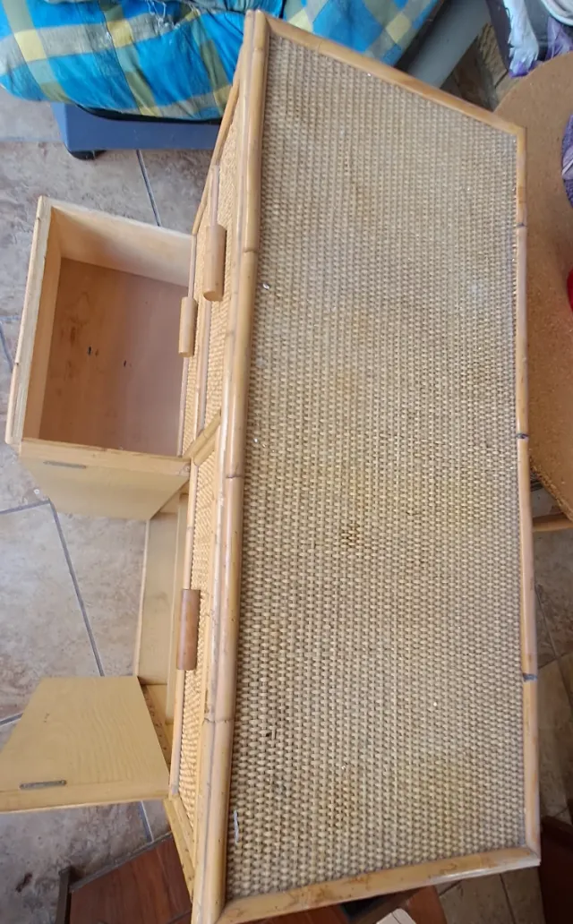Mueble de mimbre con cajones y puertas