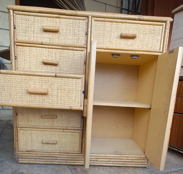 Mueble de mimbre con cajones y puertas