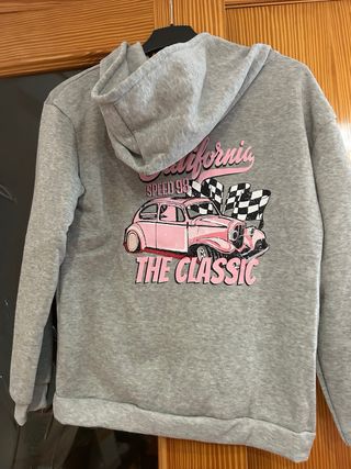 Sudadera gris con estampado de coche vintage