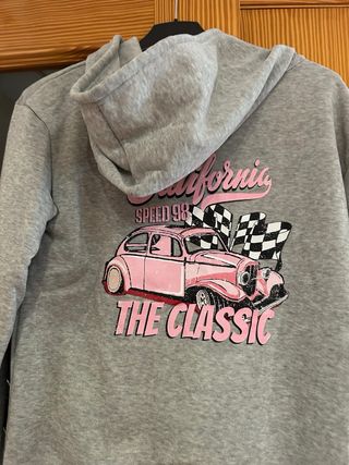 Sudadera gris con estampado de coche vintage