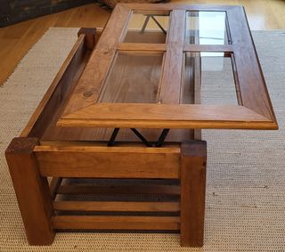 Mesa de centro de madera con tapa de cristal