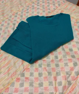 Jersey verde de manga larga de mujer.