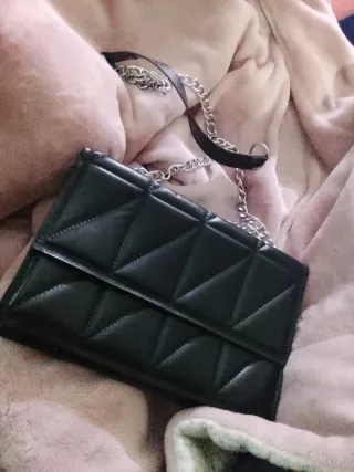 Bolso negro acolchado con cadena