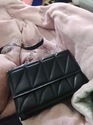 Bolso negro acolchado con cadena