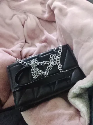 Bolso negro acolchado con cadena