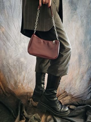Borsa elegante bordeaux con catena argento