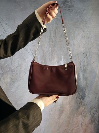Borsa elegante bordeaux con catena argento