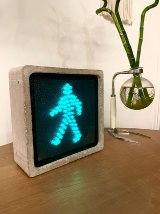 Lámpara escultórica de señal de tráfico en cemento