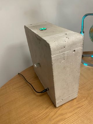 Lámpara escultórica de señal de tráfico en cemento