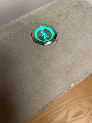 Lámpara escultórica de señal de tráfico en cemento