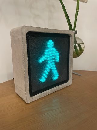 Lámpara escultórica de señal de tráfico en cemento