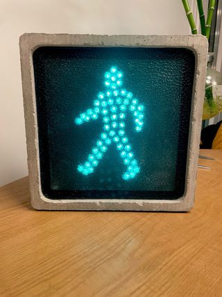 Lámpara escultórica de señal de tráfico en cemento