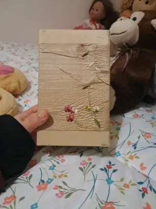 Joyero beige y dorado con bordado floral