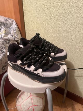 Zapatillas Bershka negras y blancas
